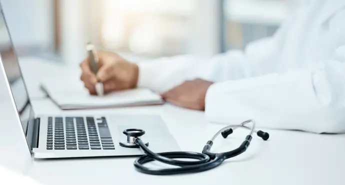 ¿La inteligencia artificial puede afectar el pensamiento crítico de los médicos en formación?