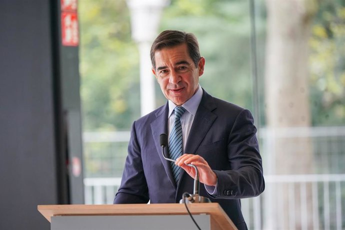 Archivo - El presidente del BBVA, Carlos Torres Vila, interviene durante la presentaci&oacute;n del regreso a Bilbao de la escultura monumental de Eduardo Chillida, 'Elogio del hierro III', en la plaza Chillida del Museo de Bellas Artes, a 12 de septiembre de 20