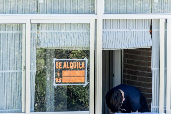 Archivo - Un cartel que anuncia el alquiler de un piso