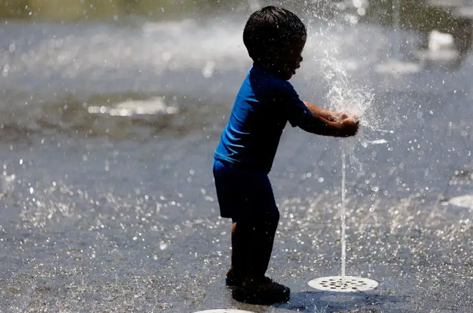 el impacto del calor extremo en la salud de los niños pequeños por el cambio climático