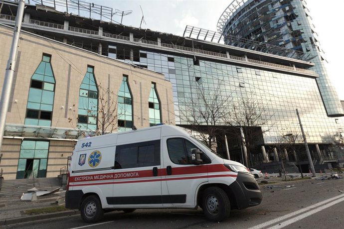 Archivo - Una ambulancia frente a un edificio alcanzado por un dron lanzado por el Ej&eacute;rcito de Rusia contra la capital de Ucrania, Kiev (archivo)