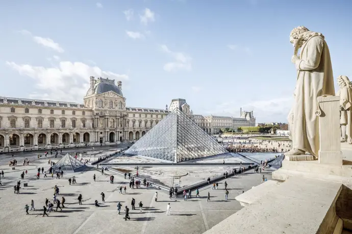 Los investigadores creen que los ladrones del Louvre escaparon en menos de un minuto