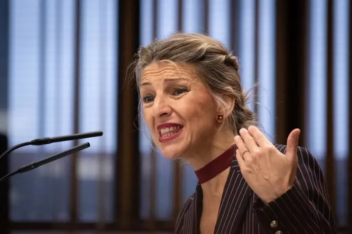 Díaz considera una "broma de mal gusto" la subida del SMI propuesta por la CEOE y se reunirá