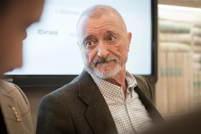 Pérez-Reverte evita el debate entre Cervantes y la RAE, aunque admite "errores" de los de siempre