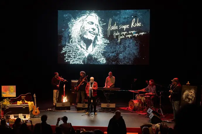 Miles de aficionados de todo el país rinden homenaje a Robe Iniesta en el Palacio de Congresos de