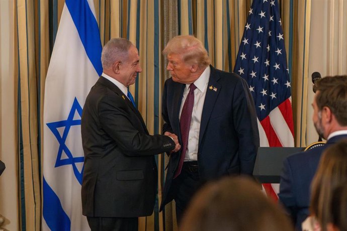 Archivo - El presidente de EEUU, Donald Trump, y el primer ministro israelí, Benjamin Netanyahu, en la Casa Blanca