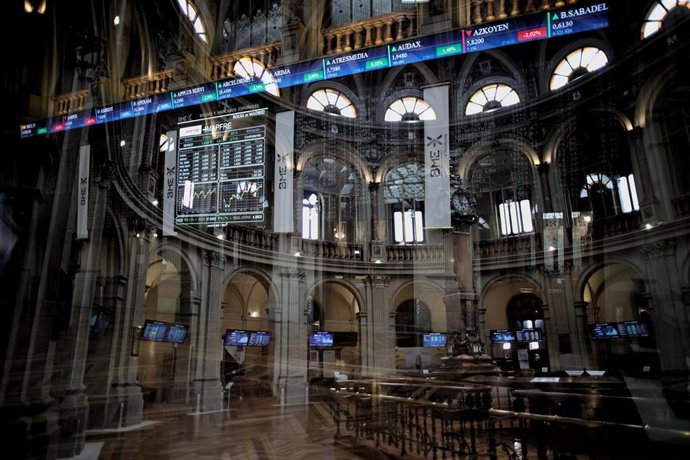 Archivo - Valores del Ibex 35 en el Palacio de la Bolsa de Madrid, a 6 de septiembre de 2021, en Madrid (Espa&ntilde;a).