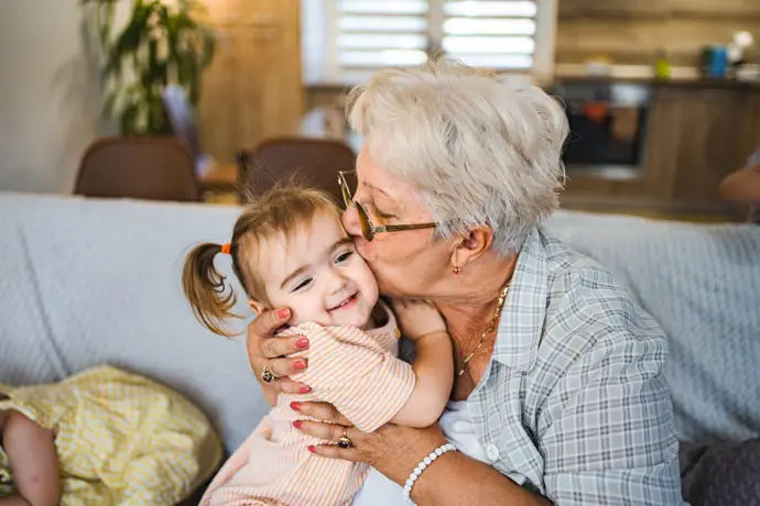 El efecto del cuidado de los abuelos: apoyo para los padres y riesgos potenciales para los niños