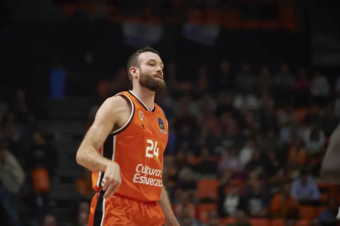 El Valencia Basket mantiene siempre al Baskonia a la zaga en el partido