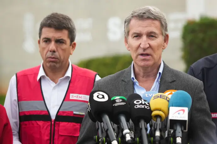 Feijóo entrega a la jueza sus mensajes de WhatsApp con Mazón el día de la dana y solicita
