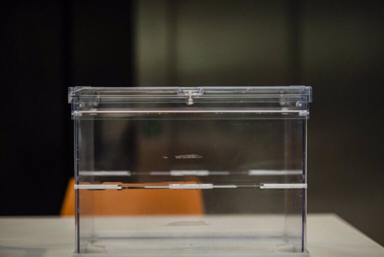 El voto CERA beneficia al PSOE en Cáceres y Badajoz, mientras el PP se queda con 29 escaños