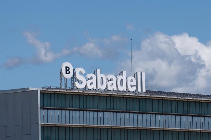 Archivo - Exterior de la sede de Banco Sabadell, a 17 de abril de 2025, en Barcelona, Catalu&ntilde;a (Espa&ntilde;a).
