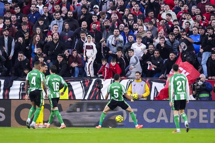 El defensa del Real Betis Marc Bartra (5) celebra un gol a la grada del Ramón Sánchez-Pizjuán en el derbi de LaLiga EA Sports 2025-26 ante el Sevilla FC.
