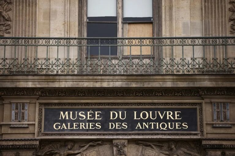 Vista exterior de la ventana rota un día después del robo en el Museo del Louvre de París