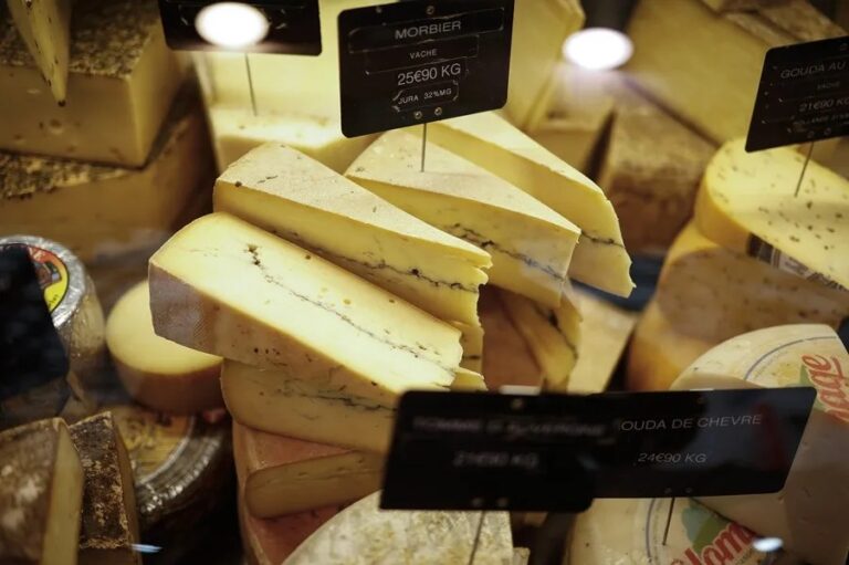 Un puesto de queso en un mercadillo de París.