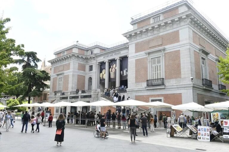Colas ante el acceso al Museo del Prado