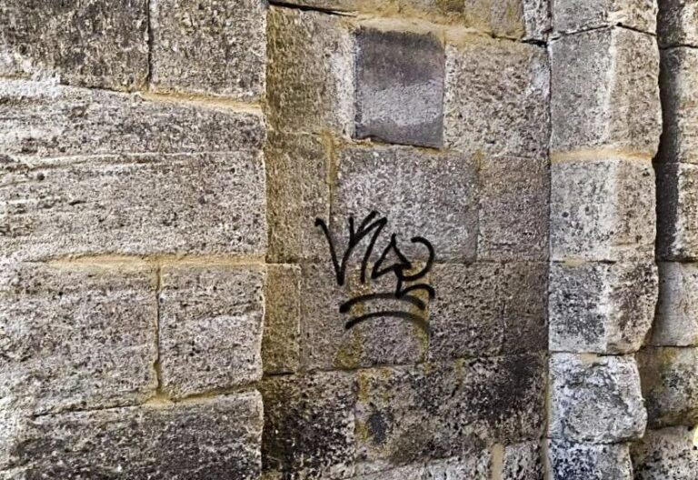 El arco de Doña Urraca, del siglo XII y que da acceso al primer recinto amurallado de Zamora, ha sido objeto de una pintada.