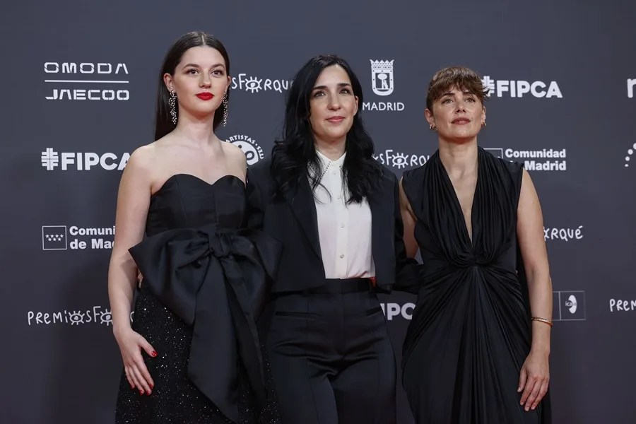 La directora Alauda Ruiz de Az&uacute;a (c) y las actrices Blanca Soroa (i) y Patricia L&oacute;pez Arnaiz (d), de la pel&iacute;cula "Los domingos".