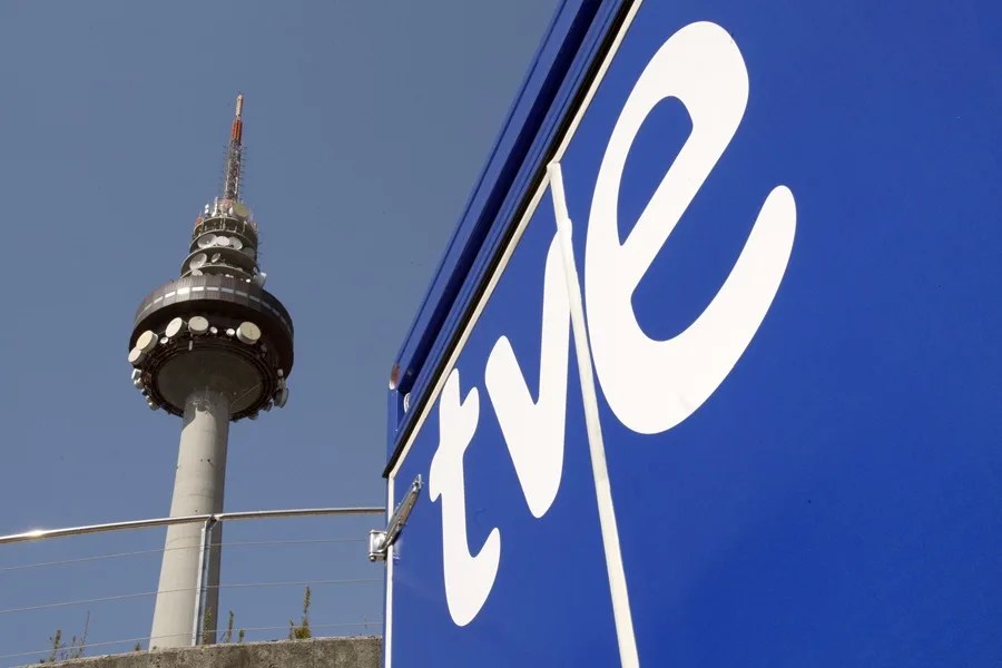 Vista de la torre el "Pirul&iacute;", centro de comunicaciones de RTVE.