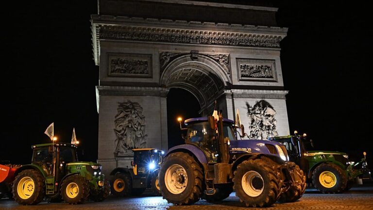 Los agricultores franceses llevan su protesta al centro de París para defender sus derechos y