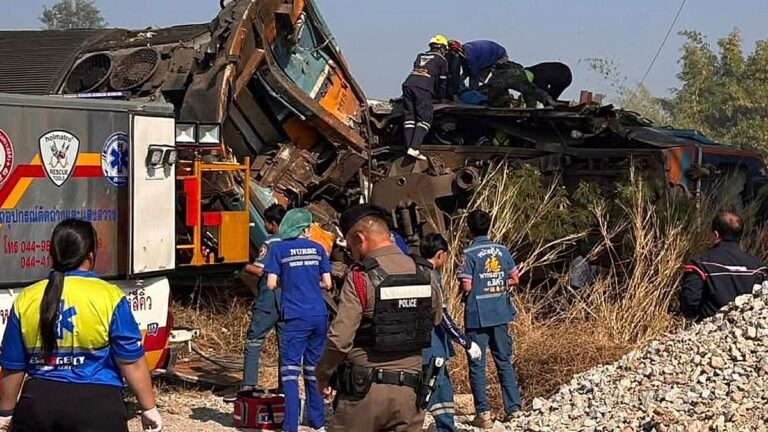 Colapso de grúa sobre tren en Tailandia deja más de 20 fallecidos y numerosas personas heridas