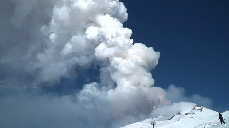 Espectáculo en las pistas: los esquiadores disfrutan de la erupción del Etna en plena actividad