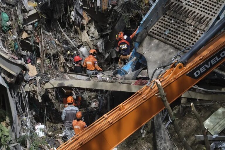 Se elevan a 32 la cifra de muertos por un deslizamiento en un vertedero de Filipinas