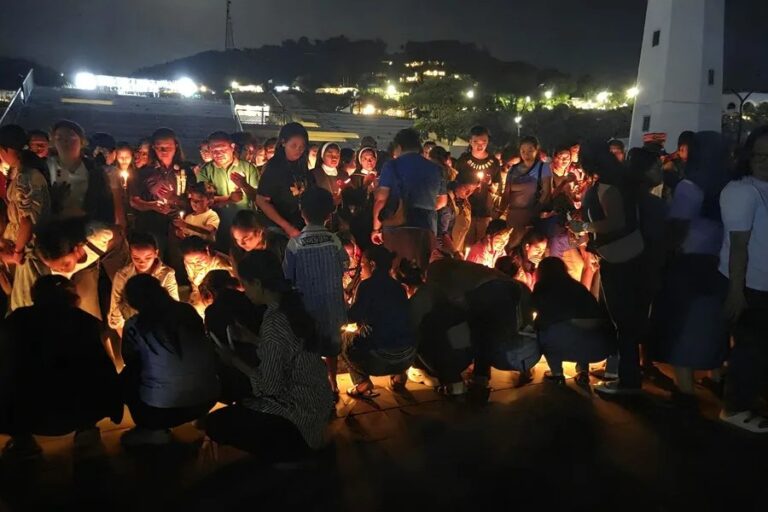 Indonesia continúa la búsqueda de los dos hijos de una familia española tras hallar el cuerpo