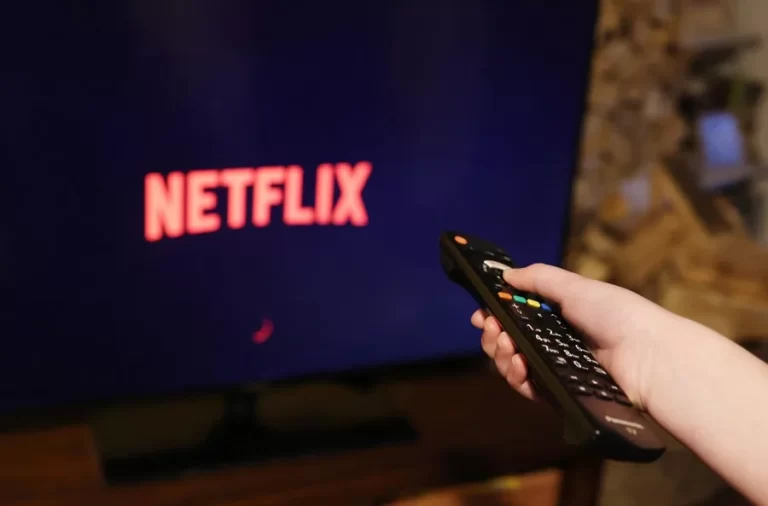 Netflix contempla una propuesta de adquisición en efectivo de Warner Bros., según informan medios