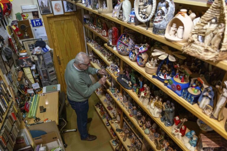 Un coleccionista acumula más de 1.300 belenes en cinco décadas de pasión por esta tradición