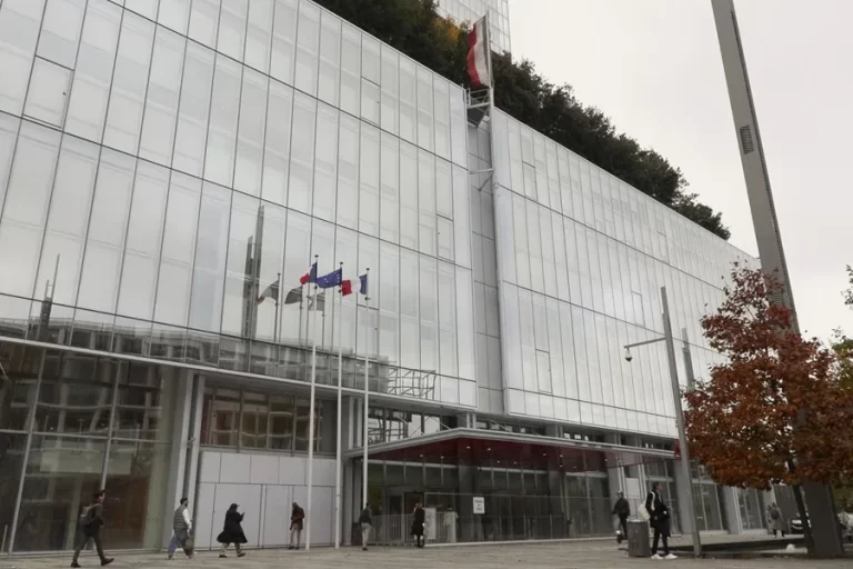 Comienza el juicio en Francia contra un exsenador acusado de drogar a una diputada para abusar de