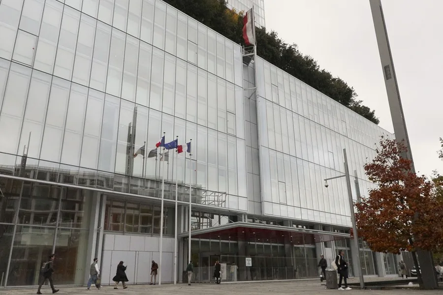 Comienza el juicio en Francia contra un exsenador acusado de drogar a una diputada para abusar de