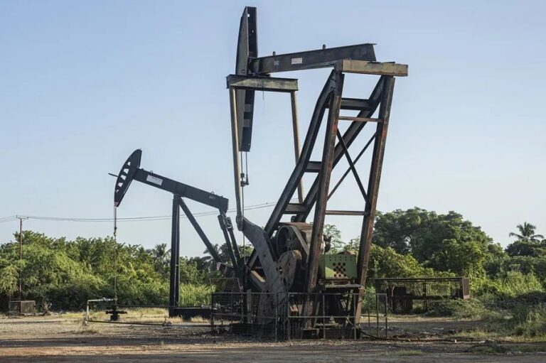 Trump sugiere que Estados Unidos podría administrar Venezuela y extraer su petróleo por años