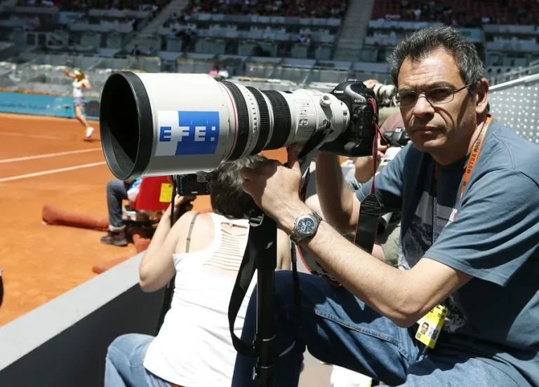 Robles elogia la "excepcional" fotografía de Chema Moya, galardonado con el premio Defensa 2025