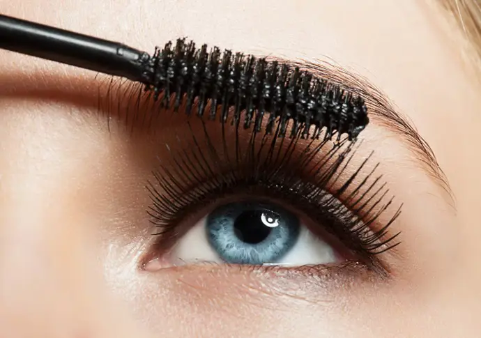 Consejos para maquillarte en fiestas sin irritar tus ojos y lucir radiante y cuidada