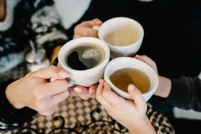 té o café: descubre cuál puede afectar la salud de tus huesos y cuándo deberías evitarlo