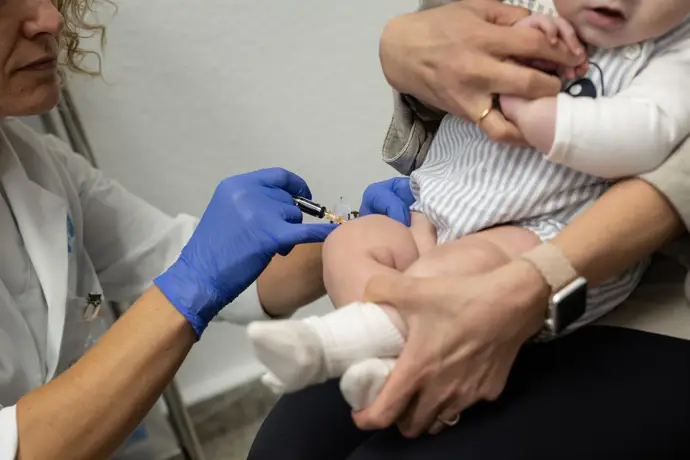 Pediatras sugieren añadir la vacuna contra la hepatitis A en el calendario infantil debido al