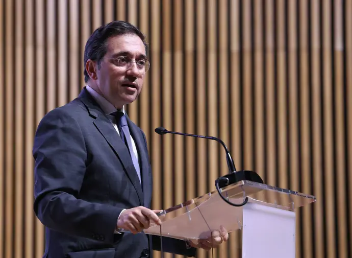 Albares califica de "ridícula" la postura del PP sobre Venezuela y se pregunta por Trump y Machado