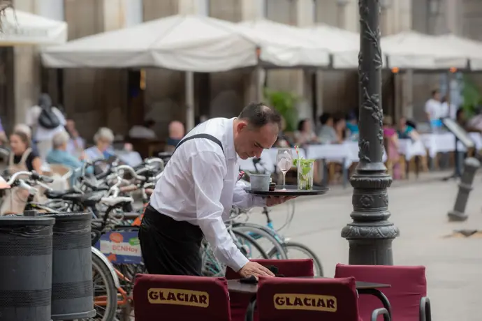 El sector servicios en España alcanzó su nivel más alto del año en diciembre
