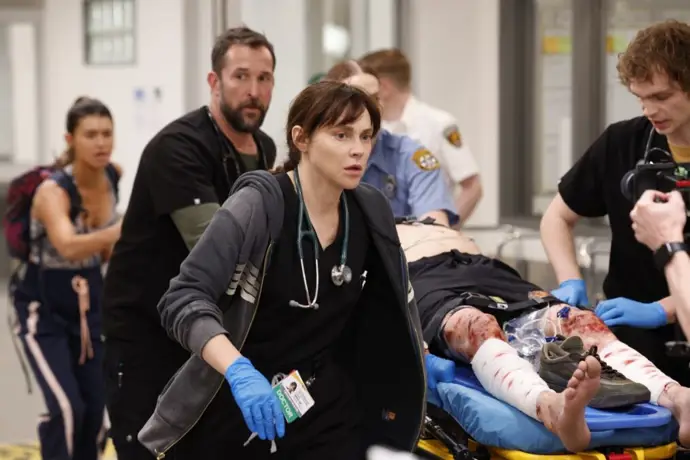 La segunda temporada de 'The Pitt' aborda la preocupación por los recortes sanitarios de Trump