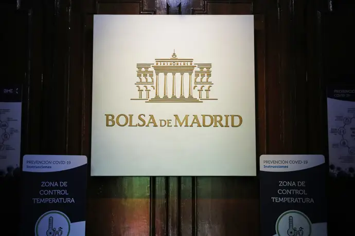 El Ibex 35 termina con un avance del 0,33%, acercándose a los 17.700 puntos