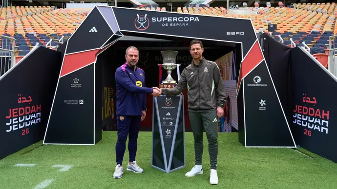 Flick y Xabi Alonso se fotografían juntos con la Supercopa de España en un momento memorable