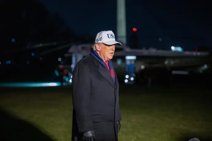 Trump desafía el equilibrio global con impuestos y acciones militares tras su regreso a la Casa
