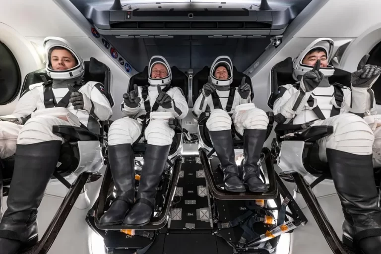 La misión Crew-11 regresa tras la enfermedad de un astronauta y ameriza con éxito en el océano