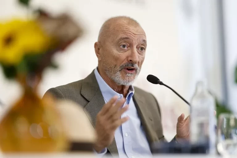Pérez-Reverte critica que la RAE está dominada por "los talibanes del todo vale" en el idioma