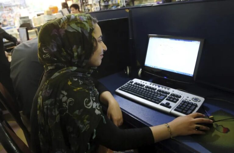 Una mujer accede a Internet desde un ordenador en Teherán, Irán, en una imagen de archivo.