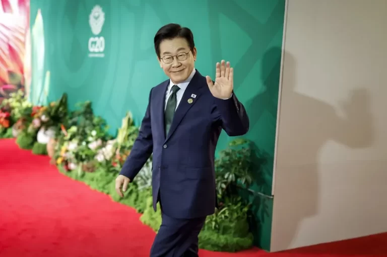 El presidente surcoreano inicia una visita a China para fortalecer lazos y abordar la situación en