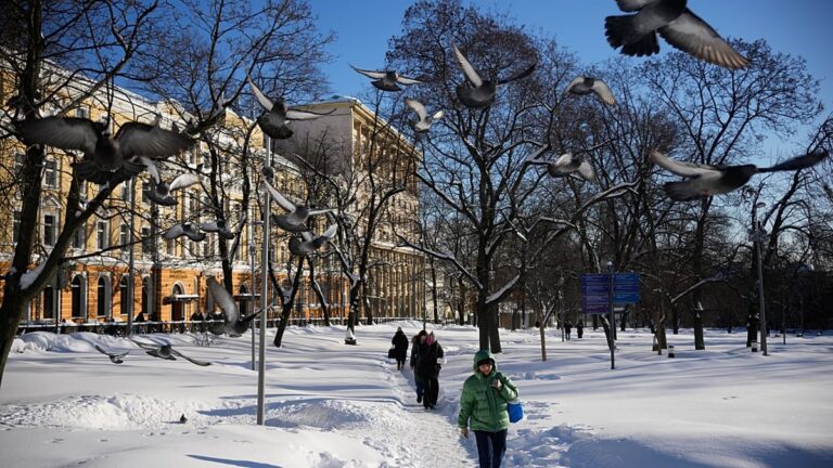 El histórico temporal de nieve en Moscú transforma la rutina diaria de sus habitantes