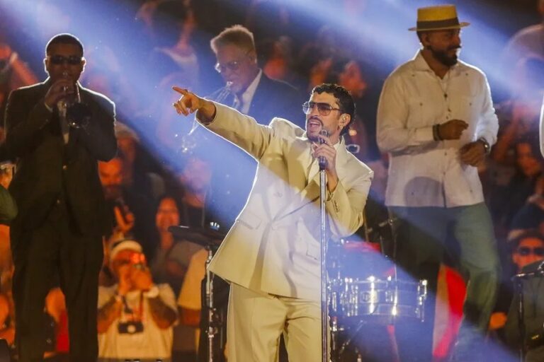Bad Bunny continúa con su gira de conciertos tras su éxito global en el Super Bowl