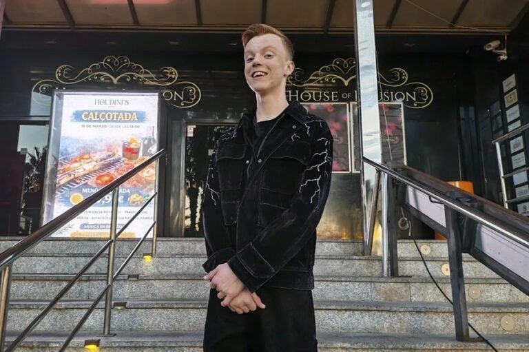 Harry Merlin Piper, el joven mago de Salou, brilla en Hollywood con su talento y carisma.